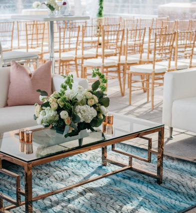 户外婚礼上的白色沙发