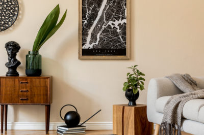 设计斯堪的纳维亚的客厅内部，带有模拟海报图，时尚的木质马桶，立方体，沙发，花瓶中的鲜花和优雅的个人配饰。现代家庭舞台。模板。Japandi。